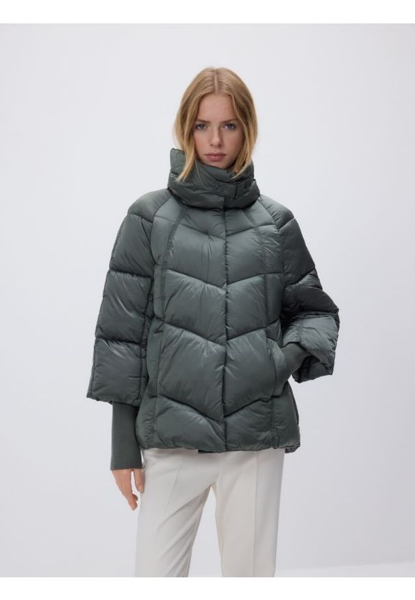 Reserved - Pikowana kurtka z wysokim kołnierzem - zielony. Kolor: zielony. Materiał: tkanina. Wzór: gładki