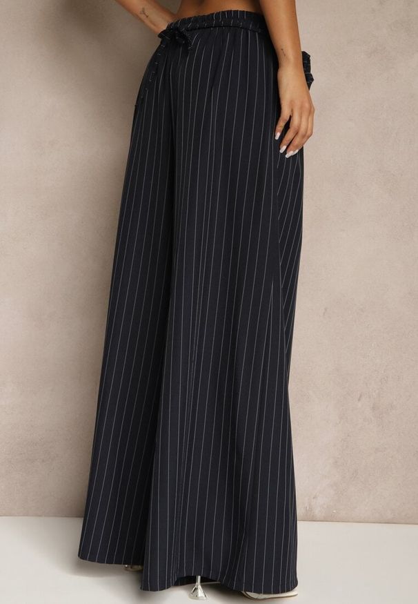 Renee - Granatowe Spodnie Palazzo High Waist Ozdobione Broszką Kwiatem Folassea. Stan: podwyższony. Kolor: niebieski. Wzór: aplikacja, kwiaty