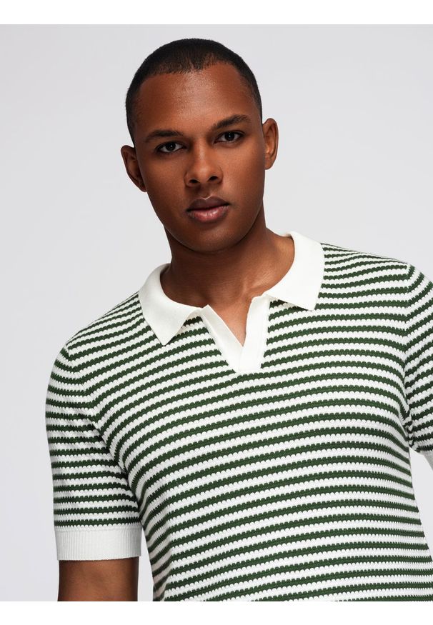 Ombre Clothing - Dzianinowa męska koszulka polo bez guzików w marynarskie paski – biało-oliwkowa V3 - Rozmiar: L. Typ kołnierza: polo. Kolor: oliwkowy. Materiał: dzianina. Długość: krótkie. Wzór: paski. Sezon: lato. Styl: elegancki, retro