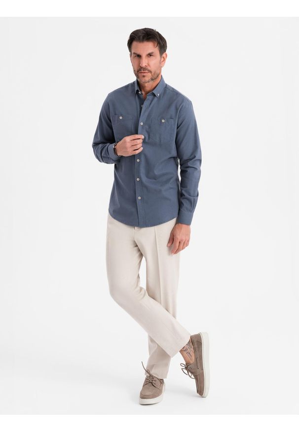 Ombre Clothing - Męska koszula lniana z klasycznym kołnierzykiem i kieszeniami REGULAR FIT – niebieska V4 OM-SHCS-0134 - XXL. Okazja: na co dzień. Typ kołnierza: kołnierzyk klasyczny. Kolor: niebieski. Materiał: len. Długość: długie. Wzór: aplikacja. Sezon: wiosna, lato. Styl: klasyczny