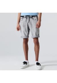 Cropp - Jeansowe szorty typu jogger - Jasny szary. Kolor: szary. Materiał: jeans #1