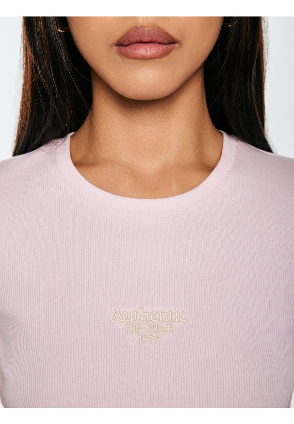 Big-Star - Koszulka damska slim w prążek z haftem różowa Clarsa 600. Kolor: różowy. Materiał: prążkowany, jeans, dzianina. Długość: krótkie. Wzór: prążki, haft