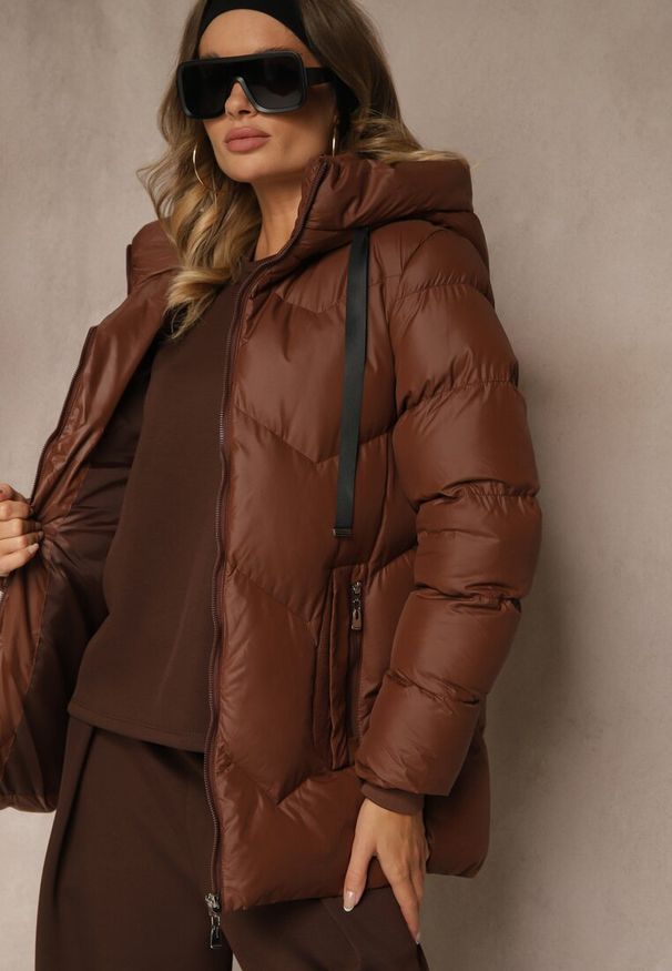 Renee - Brązowa Kurtka Pikowana z Kapturem i Sznurkami Oleanesa. Okazja: na co dzień. Typ kołnierza: kaptur. Kolor: brązowy. Materiał: jeans. Styl: casual, sportowy