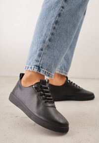 Born2be - Czarne Wsuwane Tenisówki z Perforacją i Podeszwą z Bieżnikiem Illanya. Okazja: na co dzień. Zapięcie: bez zapięcia. Kolor: czarny. Materiał: jeans. Szerokość cholewki: normalna. Styl: casual, klasyczny #1