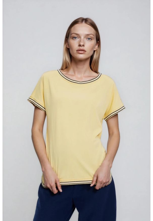 MOODO - Bluzka z ozdobną lamówką żółta. Kolor: żółty. Materiał: elastan, bawełna