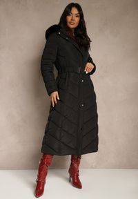 Renee - Czarna Zimowa Kurtka Pikowana o Długim Kroju z Paskiem i Kapturem z Futrem Retarda. Kolor: czarny. Materiał: futro. Długość: długie. Sezon: zima. Styl: street #1