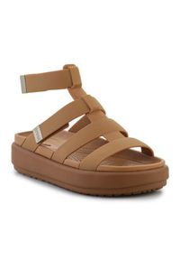 Sandały Crocs Brooklyn luxe Gladiator 209557-2U3 brązowe. Okazja: na co dzień. Zapięcie: pasek. Kolor: brązowy. Materiał: materiał. Wzór: paski. Styl: casual, elegancki