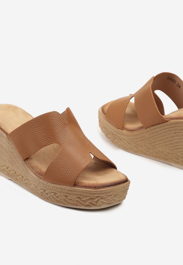 Renee - Brązowe Klasyczne Klapki na Koturnie z Wycięciami w Stylu Boho Moonmeera. Okazja: na plażę, na imprezę, na spacer. Nosek buta: otwarty. Kolor: brązowy. Materiał: len. Sezon: wiosna, lato. Obcas: na koturnie. Styl: klasyczny, boho