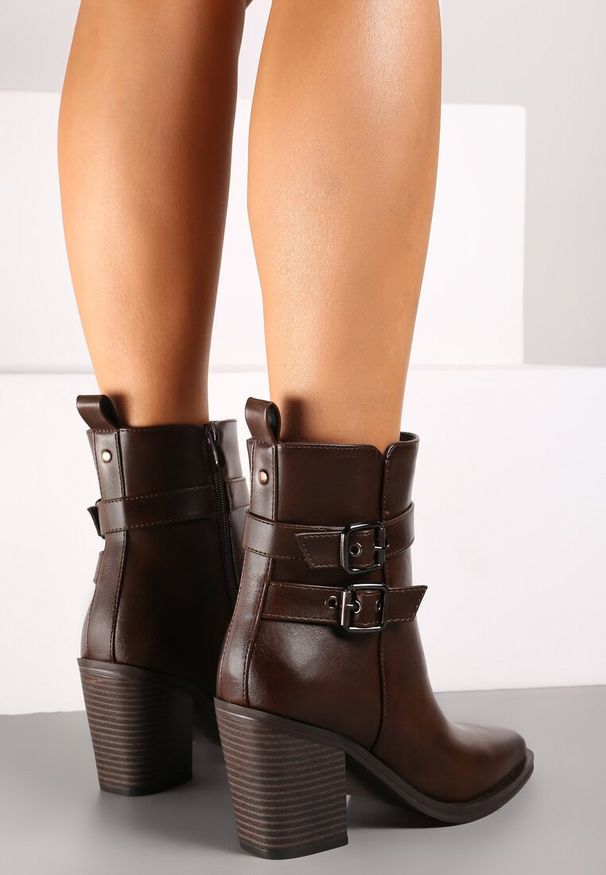Renee - Brązowe Botki na Ściętym Obcasie z Klamrami Revirae. Okazja: na co dzień. Zapięcie: klamry. Kolor: brązowy. Materiał: skóra, jeans. Obcas: na obcasie. Styl: elegancki, casual. Wysokość obcasa: średni
