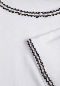 Born2be - Biały Bawełniany T-shirt z Metaliczną Lamówką przy Dekolcie i Rękawach Ianania. Okazja: do pracy, na co dzień. Kolor: biały. Materiał: bawełna. Styl: elegancki, klasyczny, casual #3