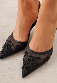 Renee - Czarne Szpilki VICES Slingback z Noskami w Szpic Ozdobionymi Haftem i Koralikami Laraidina. Zapięcie: pasek. Kolor: czarny. Materiał: satyna. Wzór: haft, aplikacja. Obcas: na szpilce #5