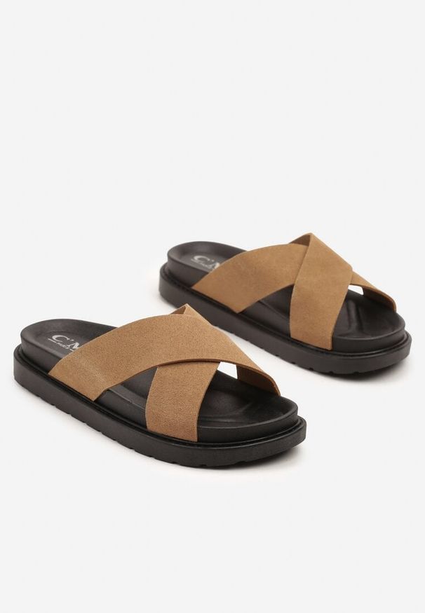 Renee - Ciemnobeżowe Klapki Ozdobione Dwoma Paskami Liasuntia. Okazja: na co dzień. Kolor: beżowy. Wzór: aplikacja. Sezon: lato. Obcas: na płaskiej podeszwie. Styl: elegancki, casual