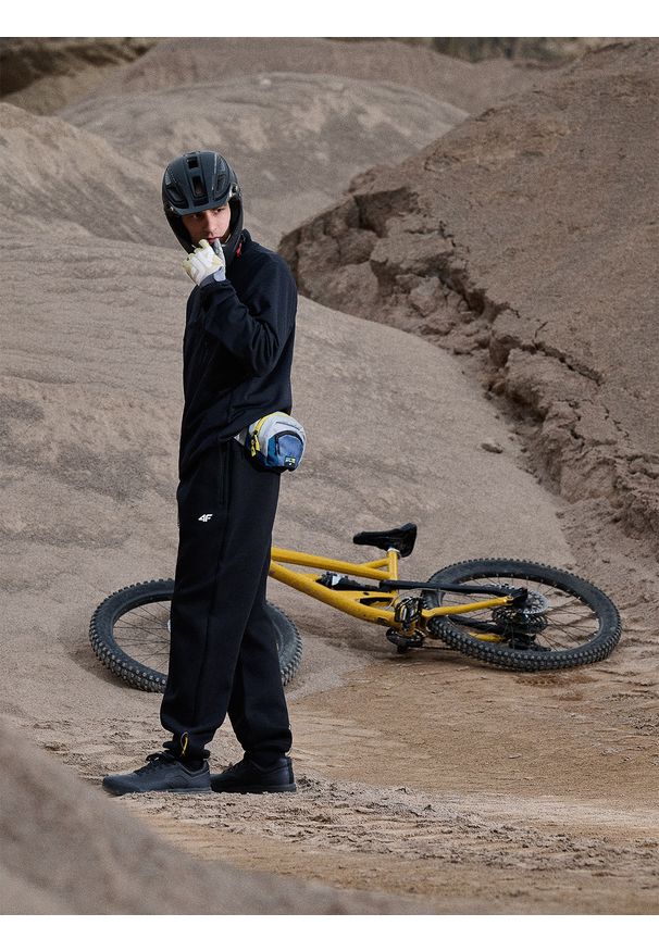 4f - 4F Spodnie dresowe joggery męskie - czarne XL. Kolor: czarny. Materiał: dresówka