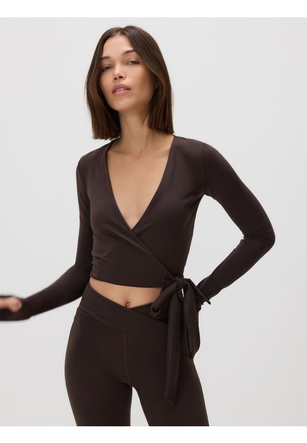 Reserved - Kopertowa bluzka z wiązaniem - ciemnobrązowy. Kolor: brązowy. Materiał: dzianina