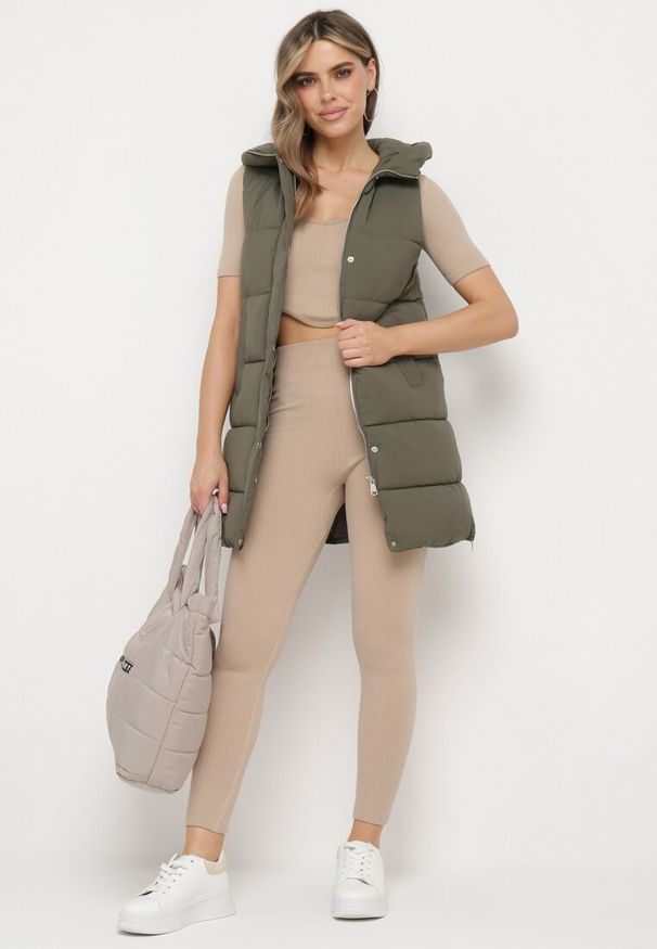 Born2be - Ciemnozielona Kamizelka o Długim Kroju Pikowana z Nieodpinanym Kapturem Celinesta. Kolor: zielony. Długość: długie. Wzór: aplikacja