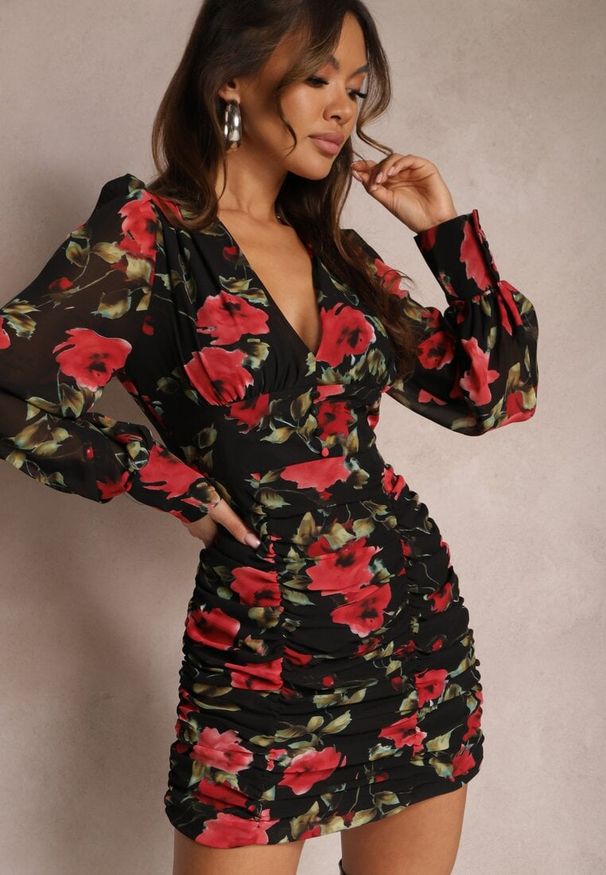 Renee - Czarna Sukienka Dopasowana z Marszczeniem Achomene. Okazja: na co dzień. Kolor: czarny. Materiał: tkanina. Typ sukienki: dopasowane. Styl: boho, casual. Długość: mini