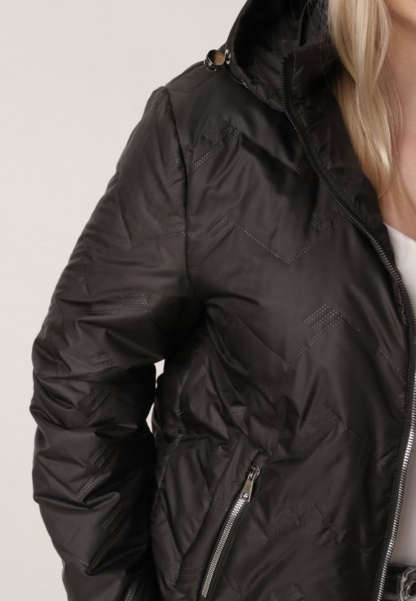 Born2be - Czarna Przejściowa Pikowana Kurtka z Odpinanym Kapturem Nevistta. Okazja: na co dzień, do pracy, na spacer. Kolekcja: plus size. Kolor: czarny. Materiał: poliester, jeans. Styl: casual, elegancki