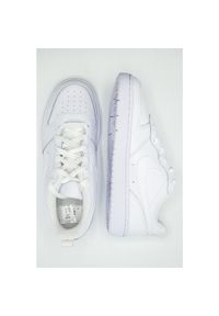 Buty do chodzenia dla dzieci Nike Court Borough Low 2 GS. Zapięcie: sznurówki. Kolor: biały. Materiał: tkanina, materiał, skóra, syntetyk. Szerokość cholewki: normalna. Model: Nike Court. Sport: turystyka piesza