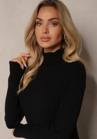Renee - Czarna Sukienka Sweterkowa z Wiskozą i Golfem o Dopasowanym Kroju Ninnellea. Okazja: do pracy, na spotkanie biznesowe, na co dzień. Typ kołnierza: golf. Kolor: czarny. Materiał: wiskoza. Typ sukienki: proste. Styl: klasyczny, casual, elegancki, biznesowy #4