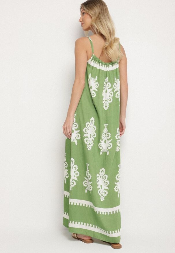 Born2be - Zielona Sukienka o Rozkloszowanym Kroju na Ramiączkach w Etniczny Wzór Revoniae. Okazja: na co dzień. Typ kołnierza: dekolt w kształcie V. Kolor: zielony. Długość rękawa: na ramiączkach. Styl: casual, elegancki