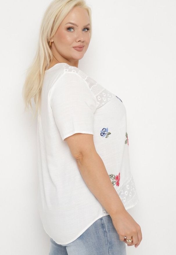 Born2be - Biały T-shirt Bluzka z Krótkim Rękawem z Ozdobnym HaftemTesagia. Kolor: biały. Długość rękawa: krótki rękaw. Długość: krótkie