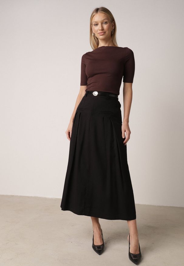 Born2be - Czarna Wiskozowa Spódnica o Rozkloszowanym Kroju z Plisami i Paskiem Rolea. Okazja: na co dzień. Kolor: czarny. Materiał: wiskoza. Styl: casual, elegancki, klasyczny