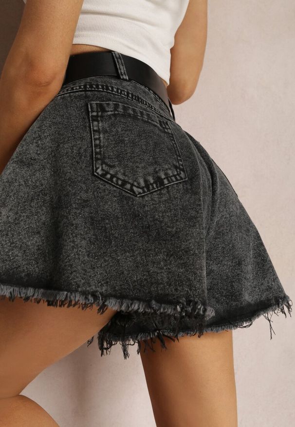 Renee - Czarne Szorty Jeansowe o Luźnym Kroju z Paskiem z Klamrą Eleda. Okazja: na co dzień. Kolor: czarny. Materiał: jeans. Sezon: wiosna, lato. Styl: elegancki, casual