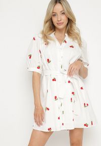 Born2be - Biała Bawełniana Sukienka Koszulowa Zdobiona Haftem w Wisienki Delarmira. Okazja: na co dzień. Typ kołnierza: dekolt w serek. Kolor: biały. Materiał: bawełna. Wzór: aplikacja, haft. Typ sukienki: koszulowe. Styl: casual, elegancki #1