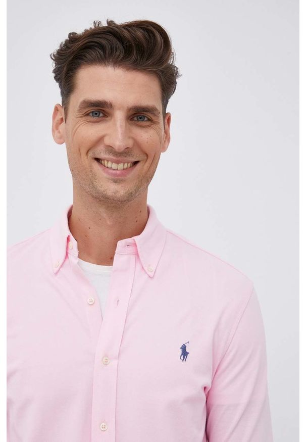Polo Ralph Lauren Koszula bawełniana męska kolor różowy regular z kołnierzykiem button-down. Typ kołnierza: polo, button down. Kolor: różowy. Materiał: bawełna. Długość rękawa: długi rękaw. Długość: długie. Wzór: aplikacja