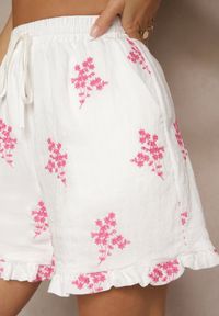 Renee - Fuksjowe Szorty z Wiskozą High Waist w Kwiaty Nilvella. Okazja: na co dzień, na plażę, na spacer. Stan: podwyższony. Kolor: różowy. Materiał: wiskoza. Wzór: kwiaty. Sezon: lato. Styl: elegancki, casual #4