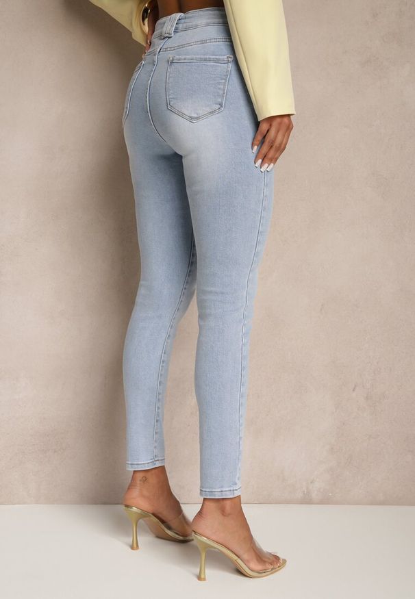 Renee - Jasnoniebieskie Jeansy Skinny z Bawełną High Waist Ozdobione Guzikami Felariel. Stan: podwyższony. Kolor: niebieski. Wzór: aplikacja