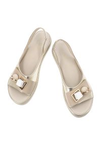 Sandały damskie S.Barski, ze skóry naturalnej metaliczne ozdobna klamra lekka podeszwa casual letnie, złote, GR61-5932. Okazja: na co dzień. Zapięcie: klamry. Kolor: złoty. Materiał: skóra. Wzór: geometria, aplikacja. Sezon: lato. Styl: casual #3