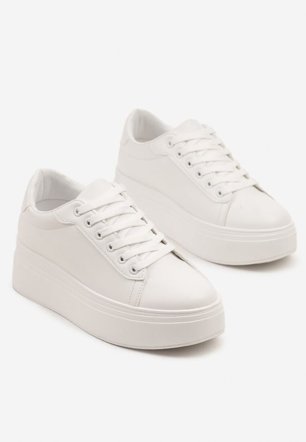 Renee - Białe Basicowe Sneakersy na Platformie Milio. Okazja: na co dzień. Kolor: biały. Obcas: na platformie