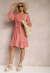 Renee - Różowa Mini Sukienka Rozkloszowana z Paskiem Materiałowym z Tkaniny Plumeti Digia. Kolor: różowy. Materiał: materiał, tkanina. Długość: mini #2