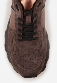 Renee - Brązowe Zamszowe Sneakersy na Podeszwie Chunky z Perforowaną Cholewką Cezarlina. Okazja: na co dzień. Kolor: brązowy. Materiał: zamsz. Szerokość cholewki: normalna #3