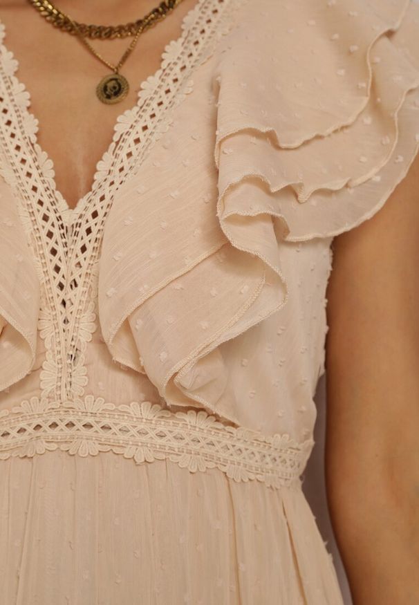 Renee - Beżowa Sukienka Iriope. Typ kołnierza: kołnierz z falbankami. Kolor: beżowy. Materiał: tkanina, koronka. Wzór: aplikacja, koronka. Długość: maxi