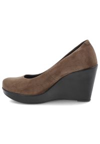 Brązowe Czółenka Karino Eleganckie Obuwie Damskie Na Koturnie. Okazja: na co dzień, na spotkanie biznesowe. Kolor: brązowy. Materiał: tworzywo sztuczne, skóra, welur. Obcas: na koturnie. Styl: elegancki #4