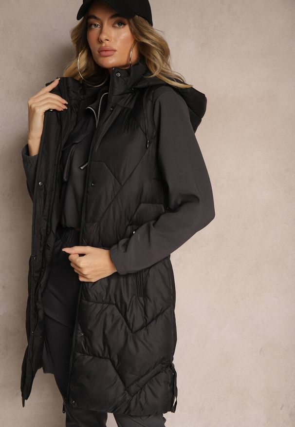 Renee - Czarna Kamizelka z Pikowaniem Ściągaczami i Kapturem z Możliwością Odpięcia Norinvia. Kolor: czarny. Materiał: dzianina, jeans. Styl: sportowy