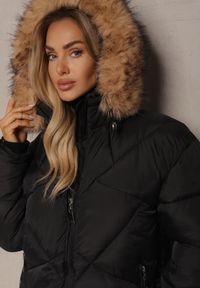 Renee - Czarna Kurtka z Pikowanymi Przeszyciami Kapturem i Rozcięciami na Napy Tintovia. Okazja: na co dzień. Kolor: czarny. Materiał: jeans, futro. Styl: casual, elegancki