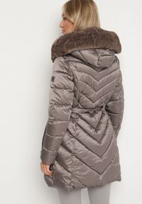 Born2be - Szara Pikowana Kurtka z Wiązanym Paskiem i Kapturem z Futerkiem Fenama. Okazja: na spacer, na co dzień. Kolor: szary. Materiał: futro. Styl: elegancki, casual #7