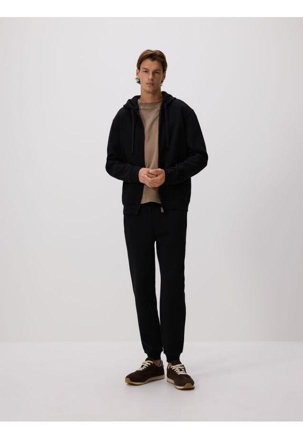 Reserved - Bluza regular z kapturem - czarny. Typ kołnierza: kaptur. Kolor: czarny. Materiał: dzianina, bawełna