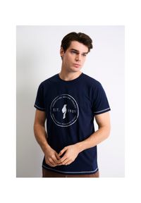 Ochnik - Granatowy T-shirt męski z logo. Kolor: niebieski. Materiał: bawełna. Wzór: nadruk