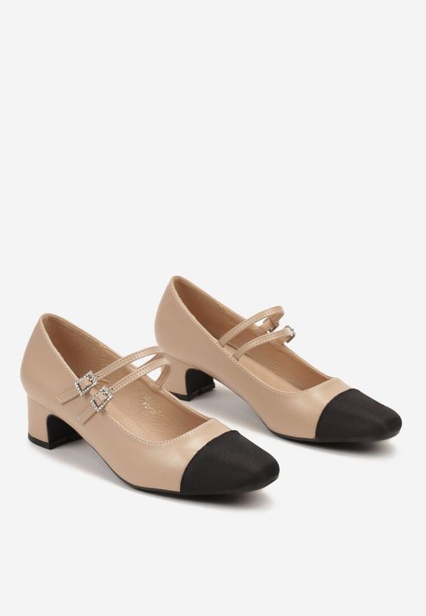 Born2be - Beżowe Czółenka z Ozdobnym Noskiem na Niskim Słupku ze Sprzączkami Mevanae. Okazja: na co dzień. Zapięcie: sprzączka. Kolor: beżowy. Wzór: paski. Obcas: na słupku. Styl: casual, elegancki