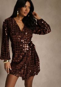 Renee - Brązowa Sukienka o Kopertowym Kroju z Wiązaniem i Cekinami Wedessa. Kolor: brązowy. Materiał: poliester. Wzór: aplikacja. Typ sukienki: kopertowe. Styl: elegancki #5