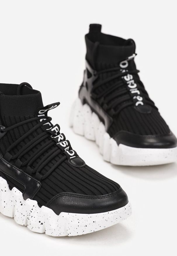 Born2be - Czarne Sneakersy Andrassa. Okazja: na co dzień. Zapięcie: bez zapięcia. Kolor: czarny. Materiał: materiał. Szerokość cholewki: normalna. Wzór: aplikacja, napisy. Obcas: na platformie