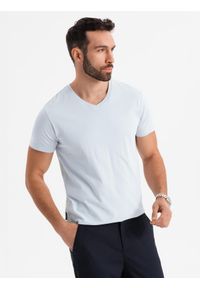 Ombre Clothing - Klasyczna męska bawełniana koszulka z dekoltem w serek BASIC – jasnoszara V23. Typ kołnierza: dekolt w serek. Kolor: szary. Materiał: bawełna. Styl: klasyczny #3