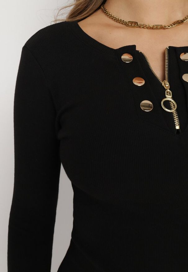 Born2be - Czarna Bawełniana Bluzka z Prążkowanej Dzianiny Zapinana na Suwak przy Dekolcie Hlavaria. Kolor: czarny. Materiał: prążkowany, dzianina, bawełna