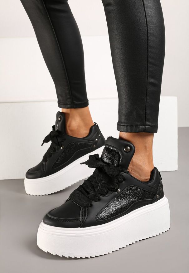 Renee - Czarne Sznurowane Sneakersy na Platformie Ozdobione Nitami Werirae. Kolor: czarny. Wzór: aplikacja. Obcas: na platformie