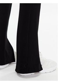 Calvin Klein Jeans Spodnie dresowe J20J221052 Czarny Regular Fit. Kolor: czarny. Materiał: dresówka, syntetyk, bawełna #5