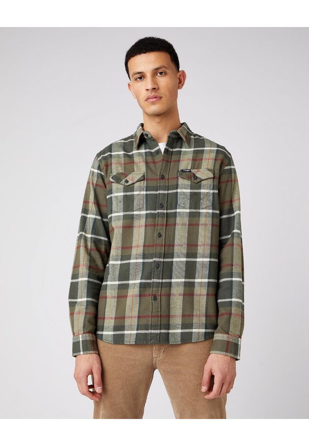 Wrangler - MĘSKA KOSZULA MATERIAŁOWA WRANGLER LS 2PKT FLAP SHIRT IVY GREEN W5A53WXIX. Materiał: materiał